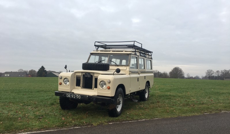 *Verkocht* Land Rover Serie IIa uit 1971. 2.25l benzine/LPG. 9 persoons, blijvend belasting vrij RHD