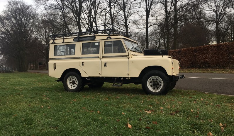 *Verkocht* Land Rover Serie IIa uit 1971. 2.25l benzine/LPG. 9 persoons, blijvend belasting vrij RHD full