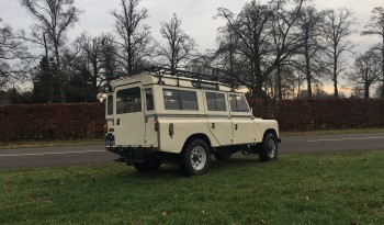 *Verkocht* Land Rover Serie IIa uit 1971. 2.25l benzine/LPG. 9 persoons, blijvend belasting vrij RHD full